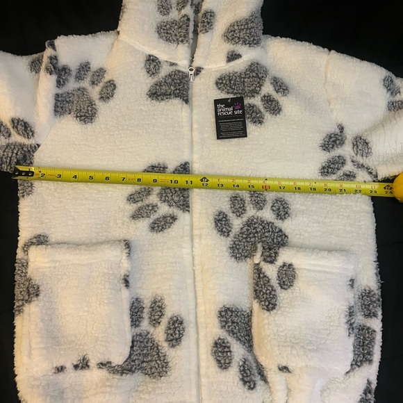 White and Gray Sherpa Paw Print Pattern - Picture 4 of 4